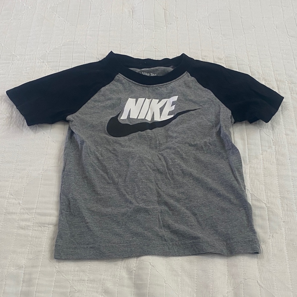 Nike Kids Black and Gray Short Sleeve Tee